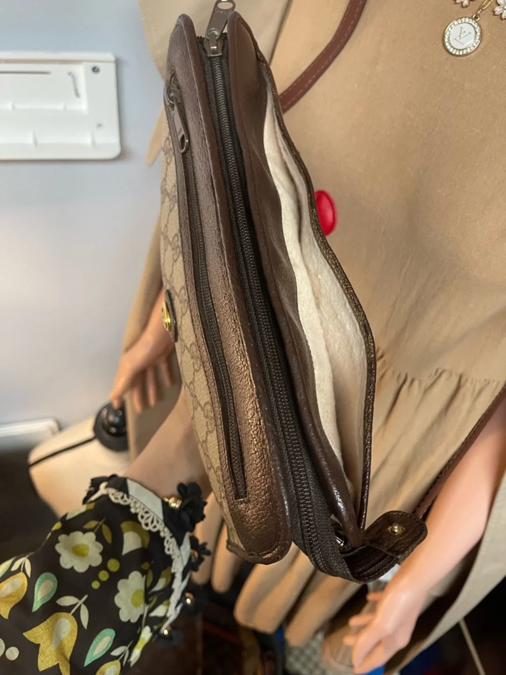 Authentic Gucci vintage Gucci GG canvas crossbody bag 97.01.037 - Picture 10 of 15